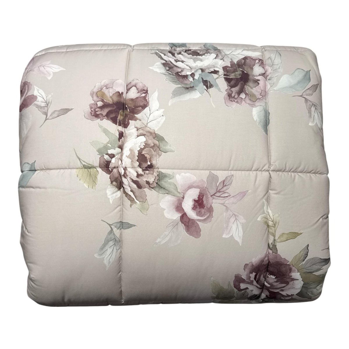 Trapunta Hillary Svad Dondi Forever colore tortora piegata su sfondo bianco, con grandi fiori e trapuntatura a riquadri.