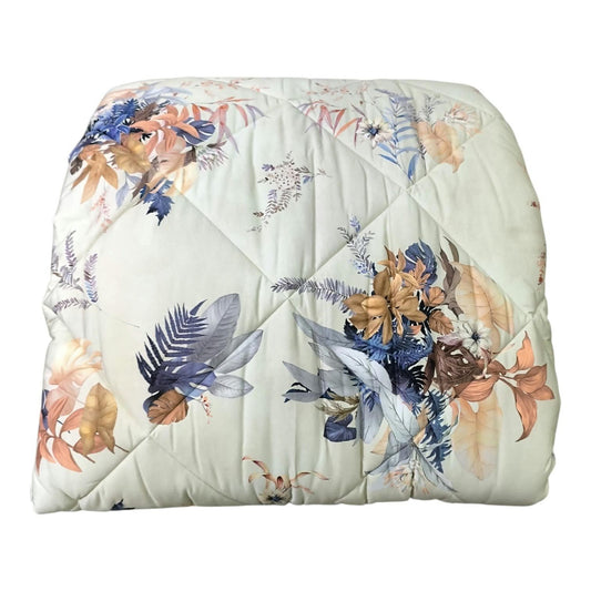 Trapunta matrimoniale DEA IF.23 in rasatello 270x270 cm con fantasia floreale blu, beige e pesca.