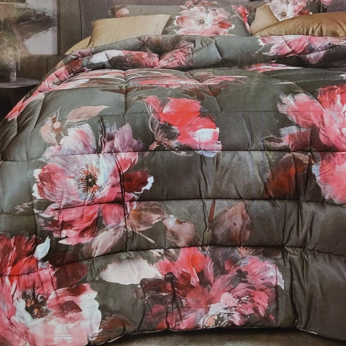 Trapunta matrimoniale Francine Dondi Home ambientata sul letto, con grandi fiori e trapuntatura a riquadri