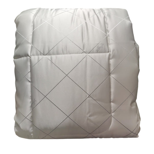 Trapunta matrimoniale Liu Jo Design LL3212 piegata con superficie luminosa e loghi ricamati