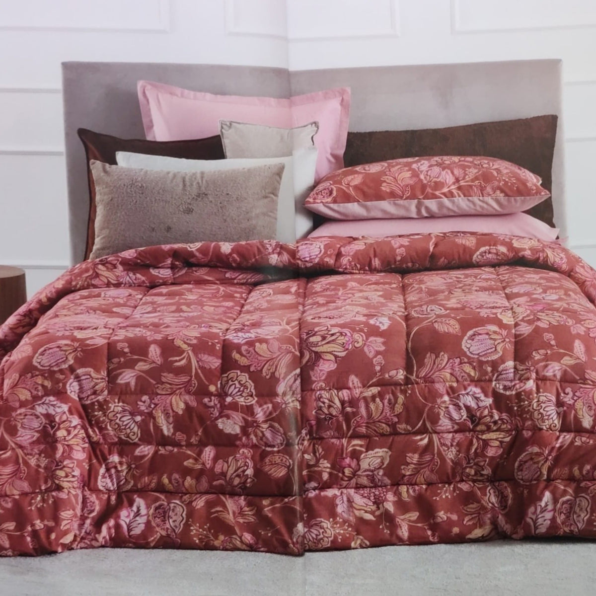 Trapunta matrimoniale Riviera Ember sul letto con fantasia floreale ornamentale e trapuntatura a quadri