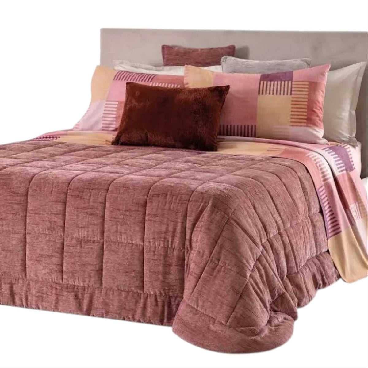 Trapunta matrimoniale Riviera Lorey sul letto, abbinata a lenzuola geometriche e cuscini decorativi