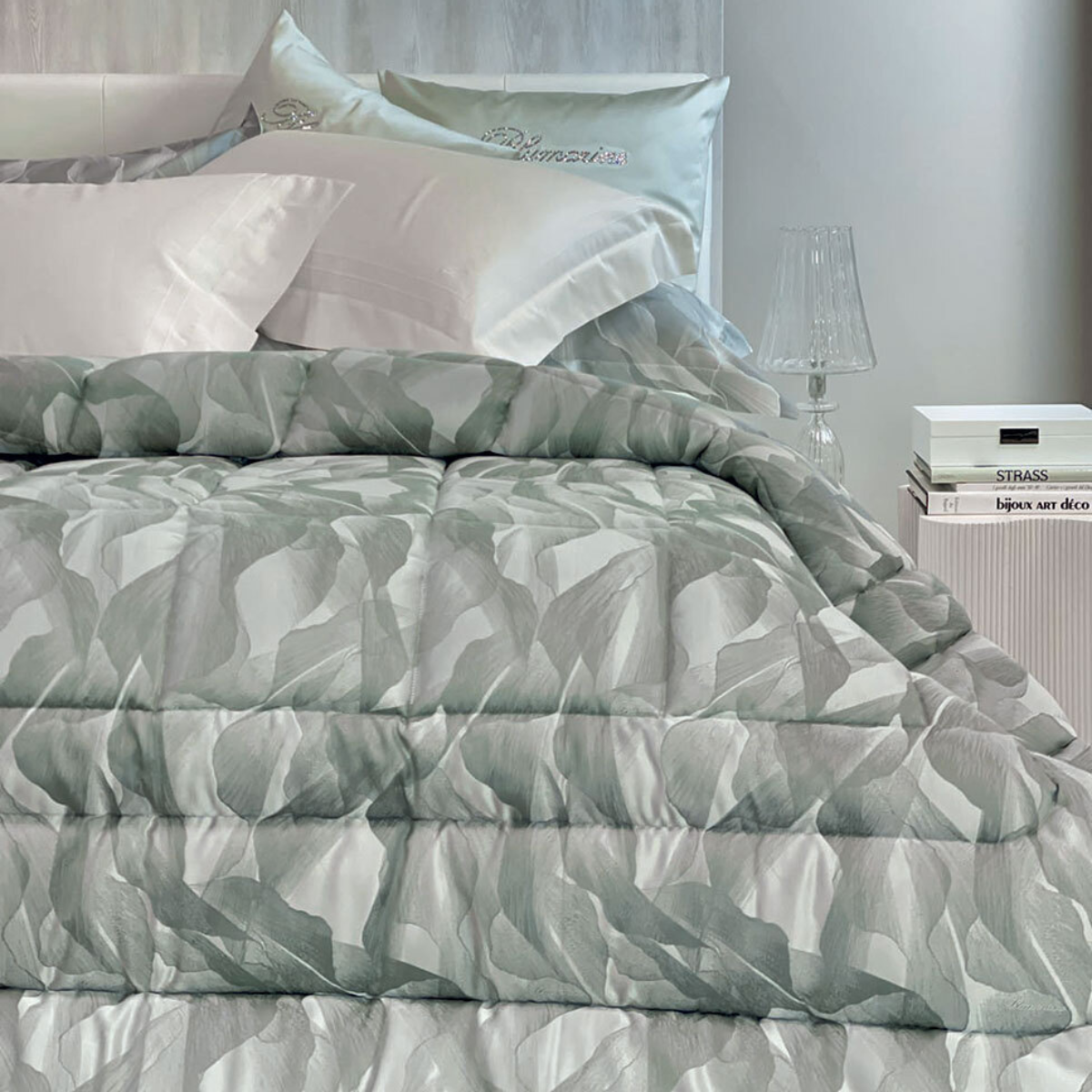 Trapunta matrimoniale Vera Blumarine Home ambientata sul letto, con motivo botanico jacquard