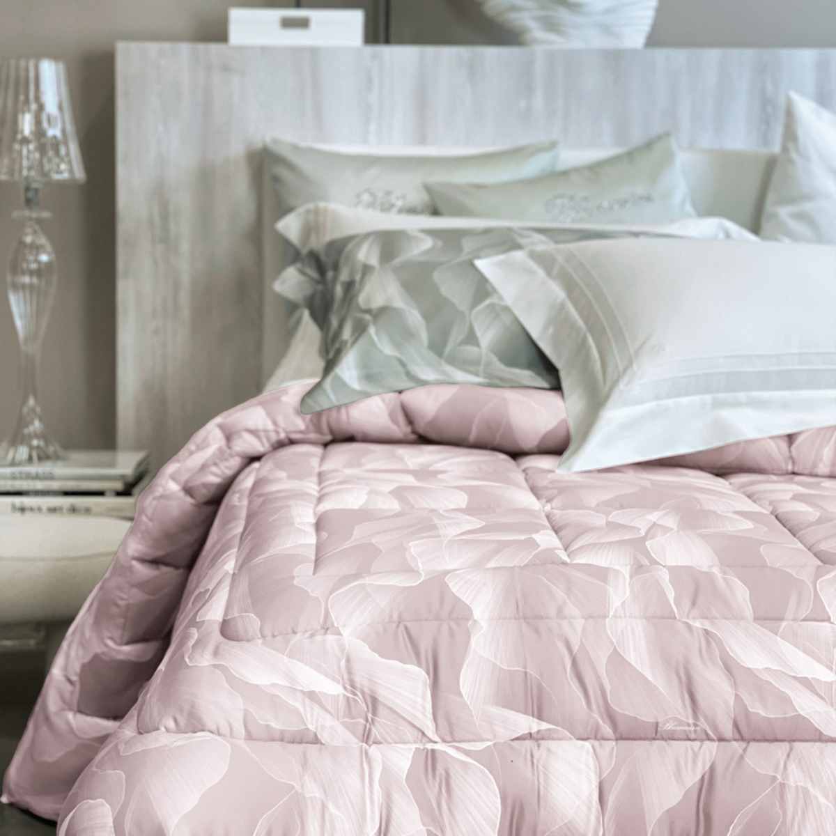 Trapunta matrimoniale Very Vamp Blumarine Home sul letto, con stampa botanica all-over