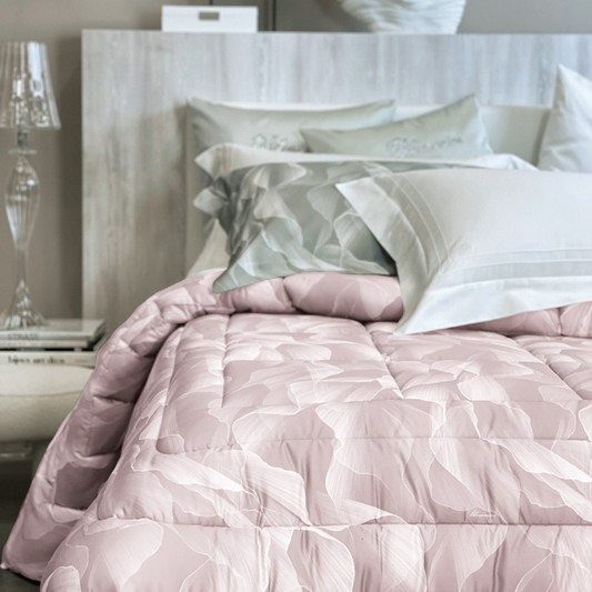 Trapunta matrimoniale Very Vamp Blumarine Home sul letto, con stampa botanica all-over