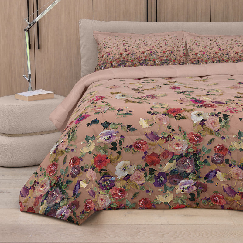 Trapunta Nettare Fazzini rosa piegata, con grandi fiori e foglie