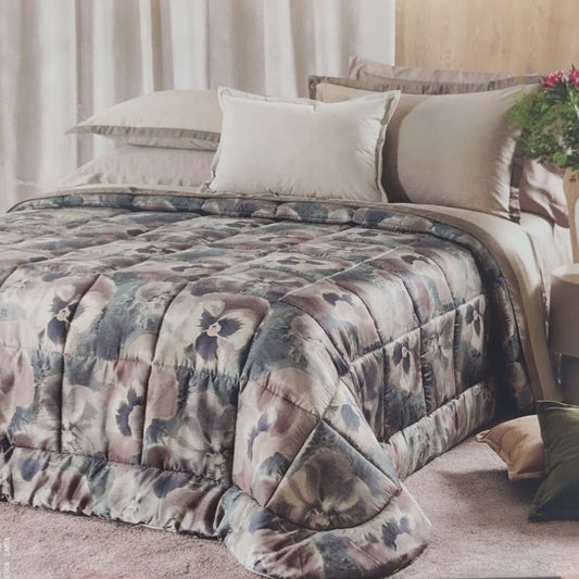 Trapunta Reevèr Amira Winter con fantasia floreale ambientata sul letto