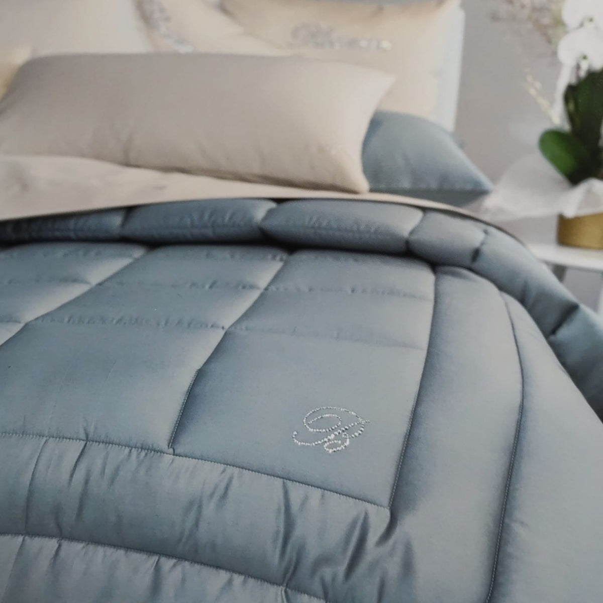 Foto ambientata della trapunta Samira Blumarine Home sul letto matrimoniale