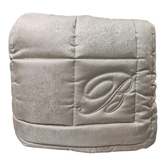 Trapunta Sfumature Blumarine Home ripiegata con linee ondulate e grande monogramma B