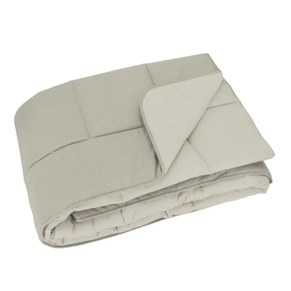 Trapunta Chromo Gabel Lino in tonalità naturale chiara, piegata