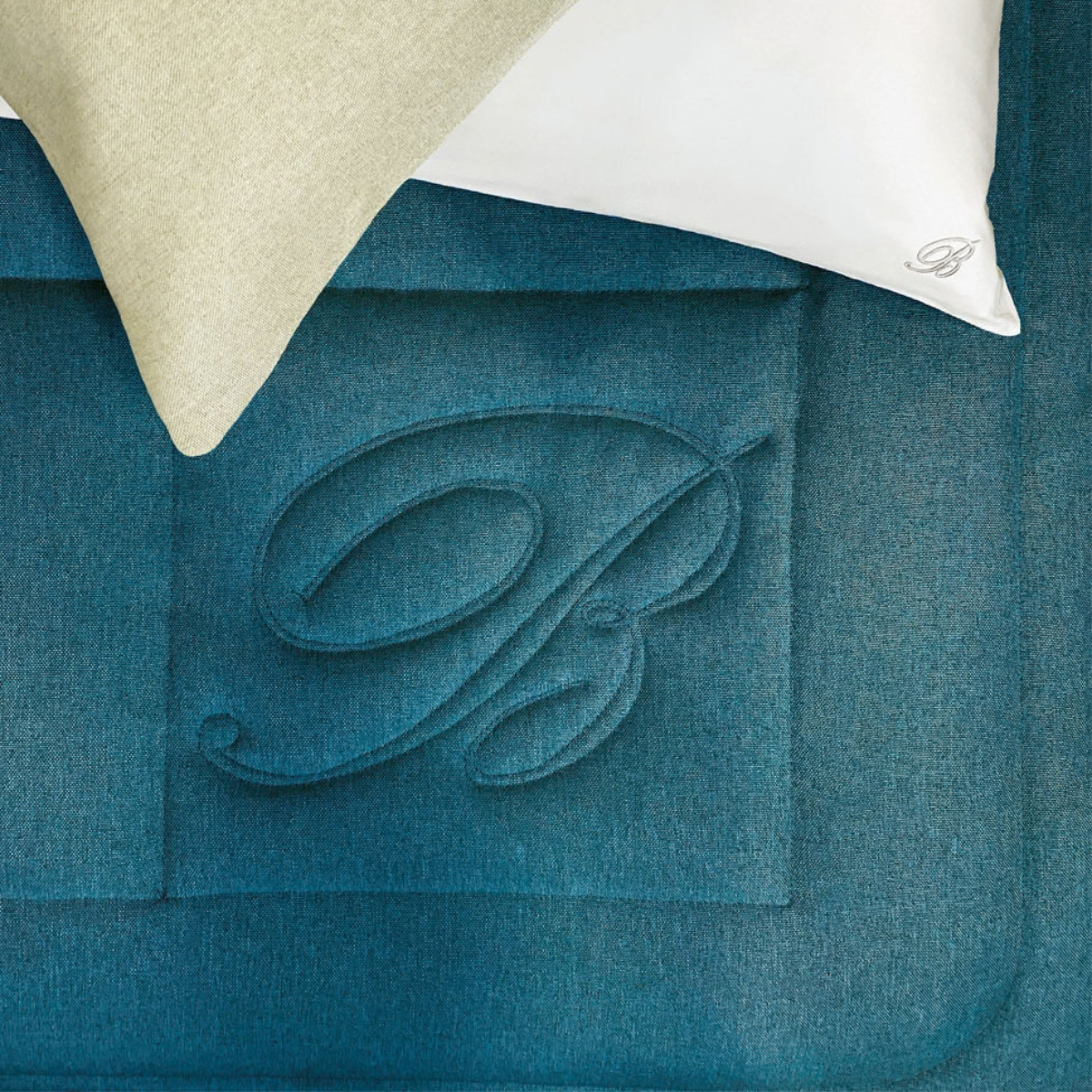 Dettaglio della trapunta matrimoniale Sunday Blumarine Home Blu con logo B tono su tono