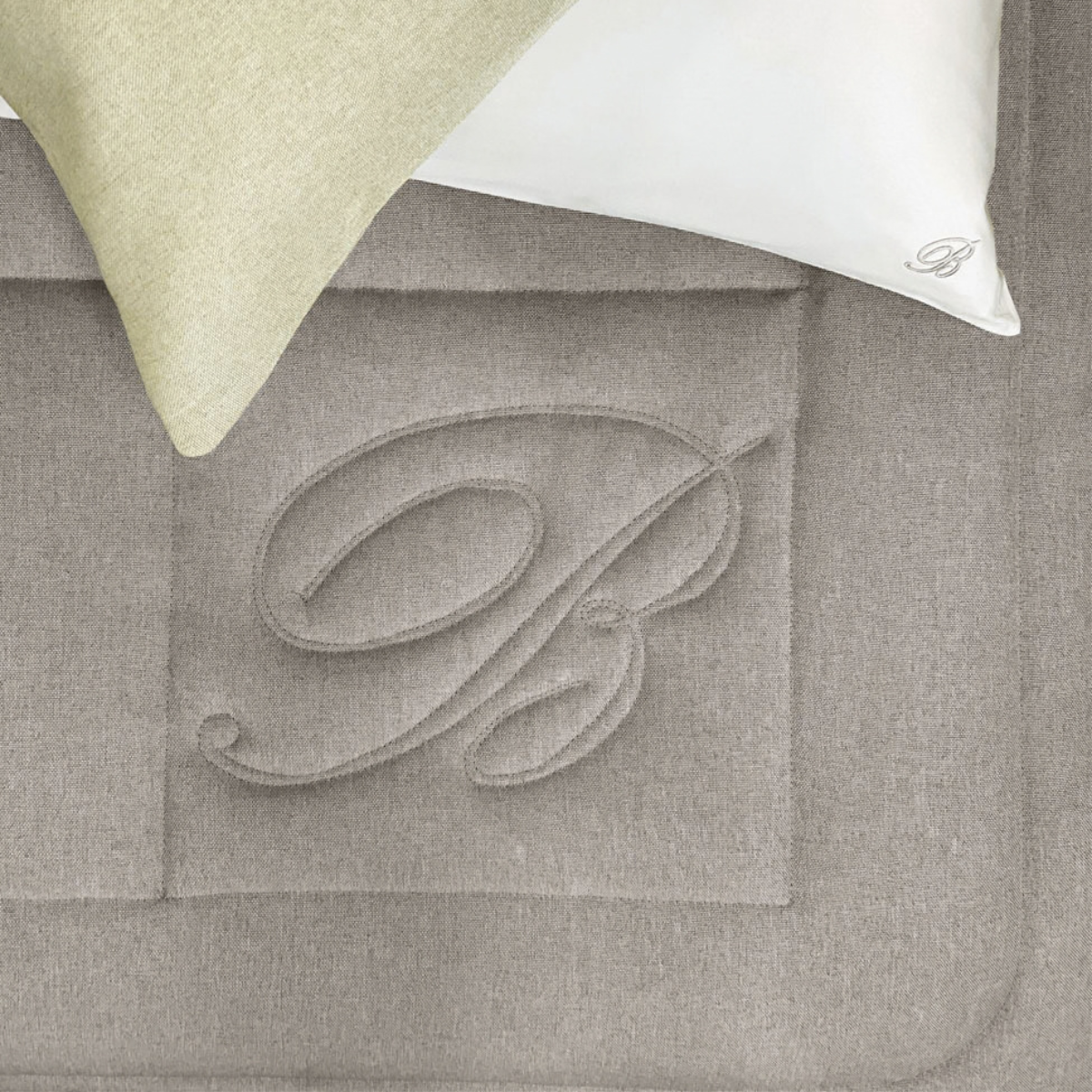 Dettaglio della trapunta Sunday Blumarine Home Cenere con monogramma B tono su tono