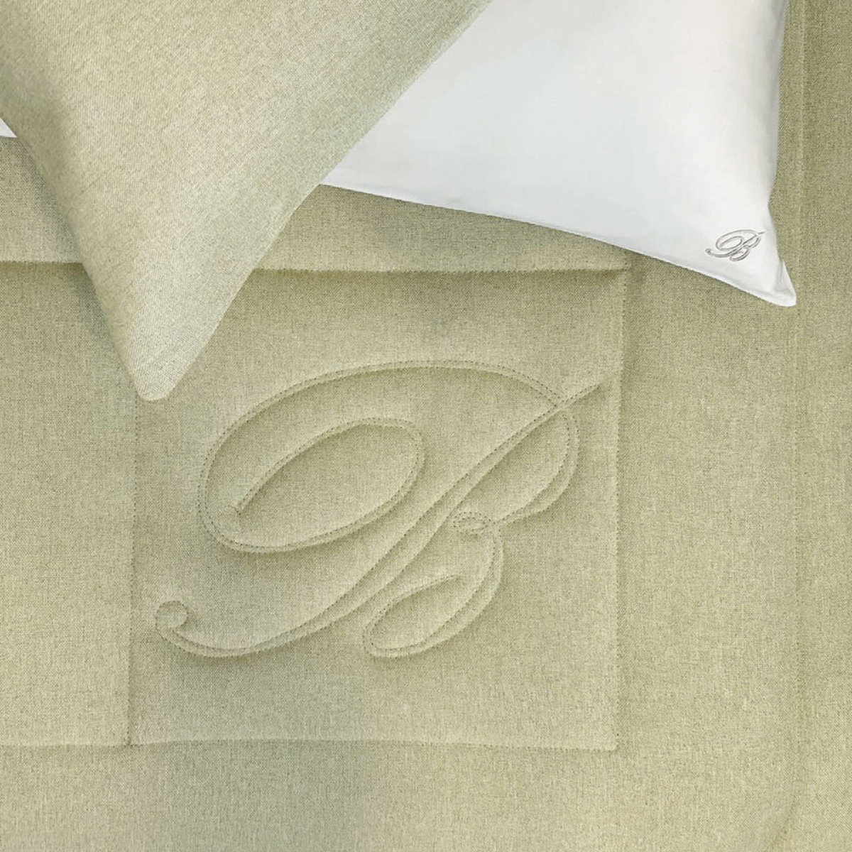 Dettaglio della trapunta Sunday Blumarine Home Olio con logo B trapuntato