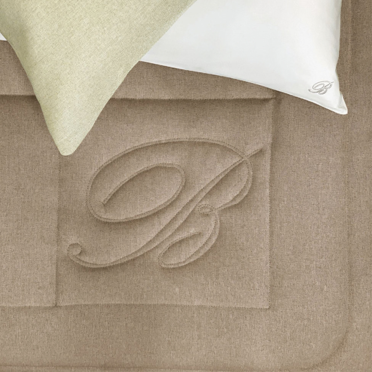 Trapunta matrimoniale Sunday Blumarine Home Sand, particolare della trapuntatura e del logo B