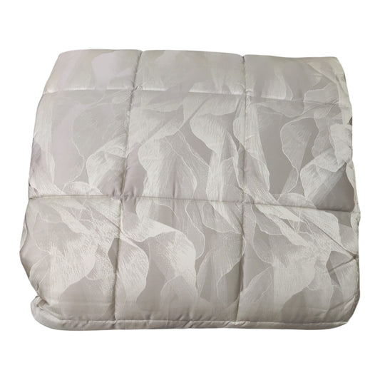 Dettaglio del tessuto jacquard della trapunta Vera Beige con logo Blumarine nella trama