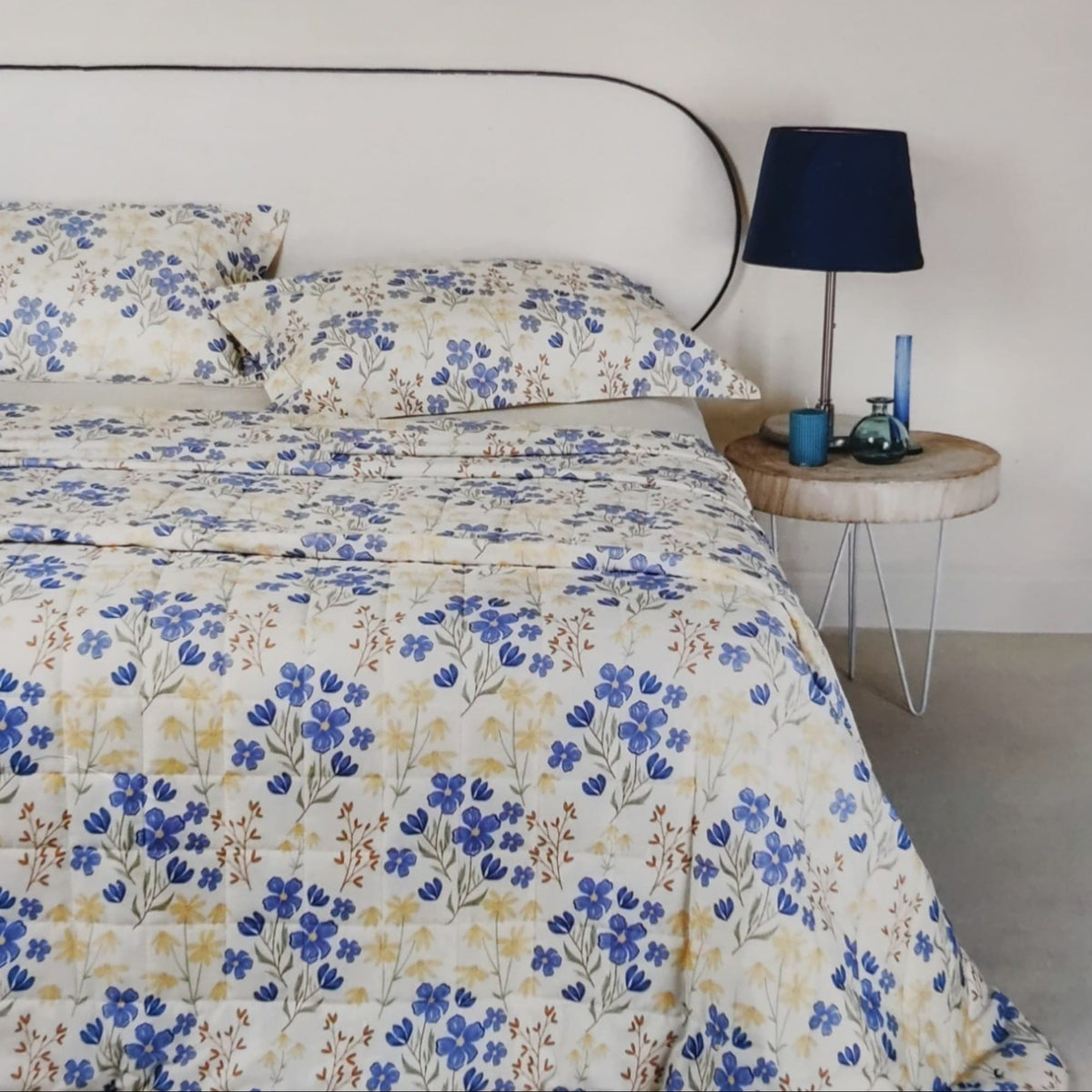 Trapuntino matrimoniale Lory Neith sul letto, con fantasia di fiori, foglie e rametti