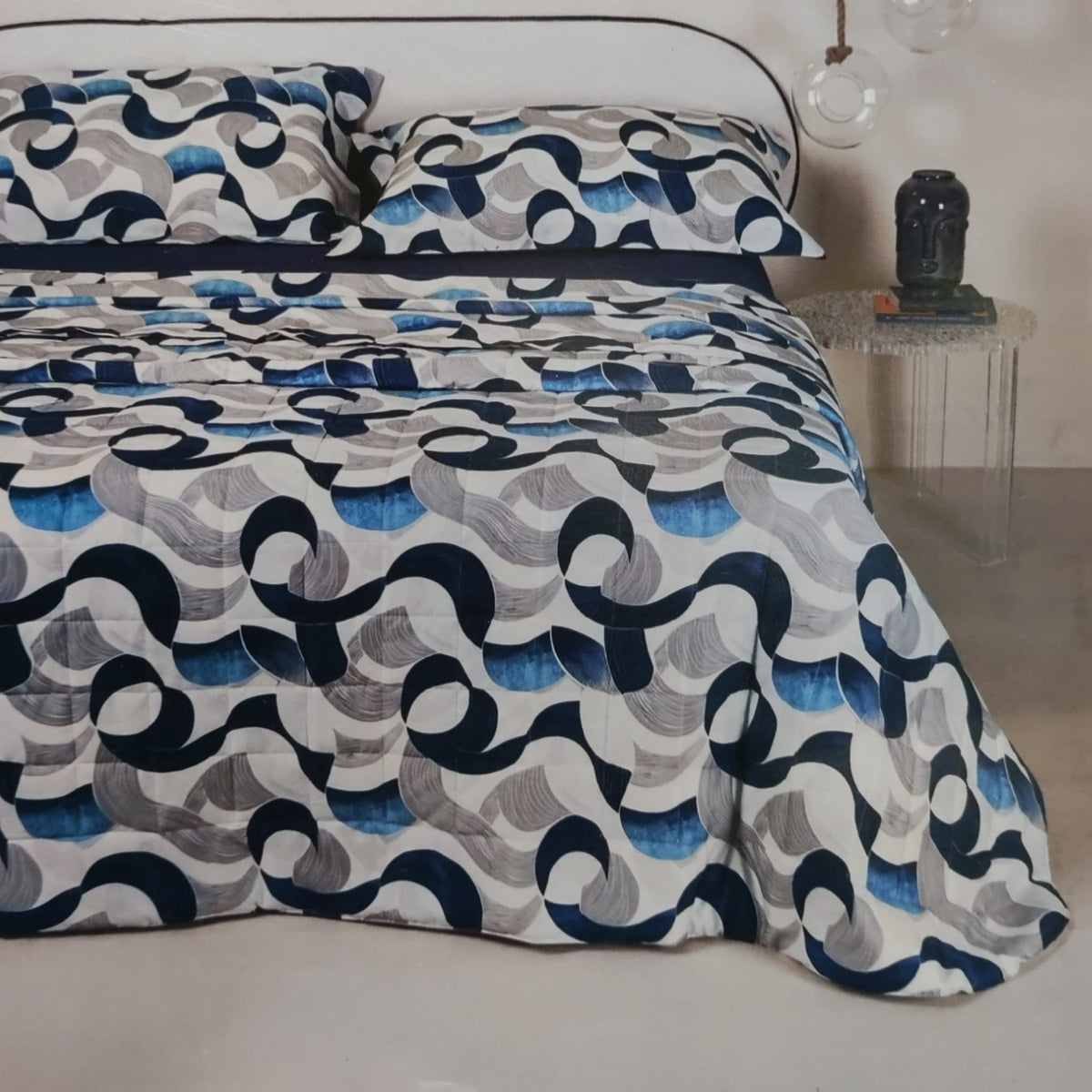 Trapuntino matrimoniale Plinio Neith su letto con fantasia geometrica astratta e angoli arrotondati