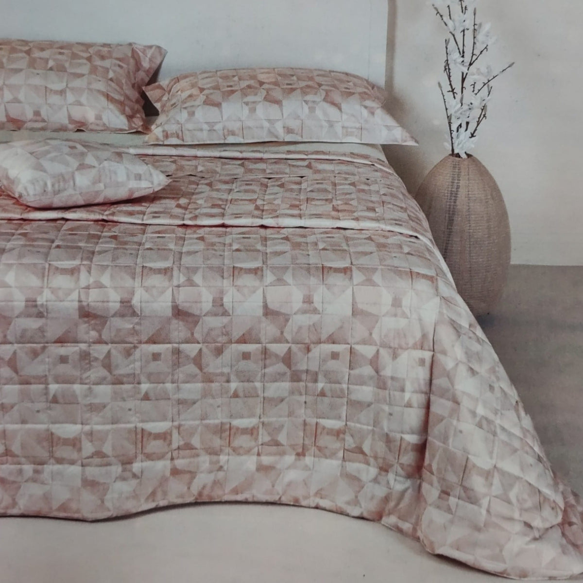 Trapuntino matrimoniale Zinia Neith su letto con fantasia geometrica effetto mosaico e angoli arrotondati